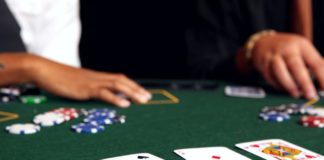 Czwórka staruszków oskarżona o podmienianie kart