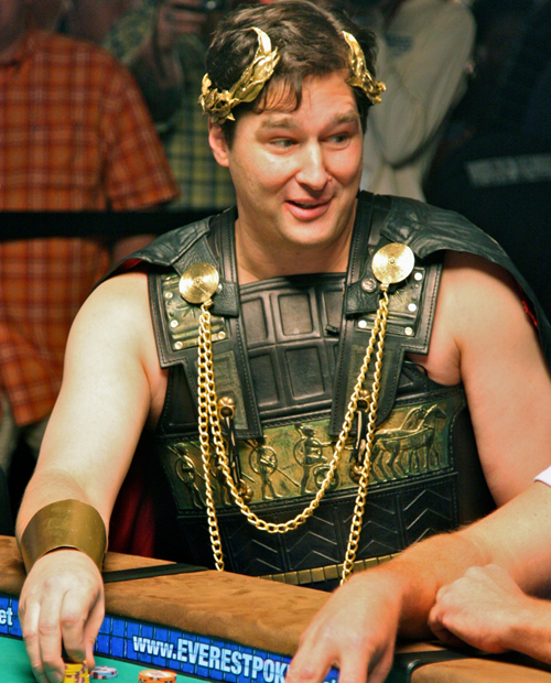 Znany gracz Phil Hellmuth w zabawnym stroju podczas gry.