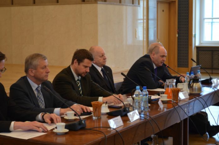 Jarosław Neneman na posiedzeniu komisji