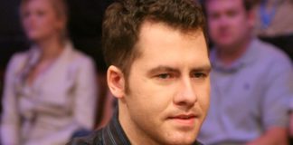 Dan „jungleman12” Cates rzuca żetonami w przeciwnika