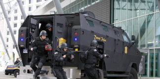 Jednostka SWAT na domowej grze w Wirginii