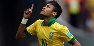 Neymar przygotowuje się do meczu grając w pokera