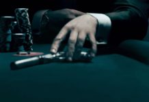 Rabuś próbował okraść uczestników gry pokerowej