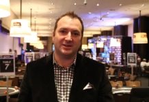 Ty Stewart żartuje na temat kart WSOP od Modiano