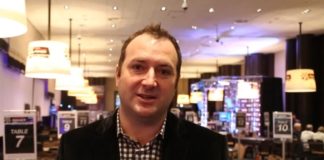 Ty Stewart żartuje na temat kart WSOP od Modiano