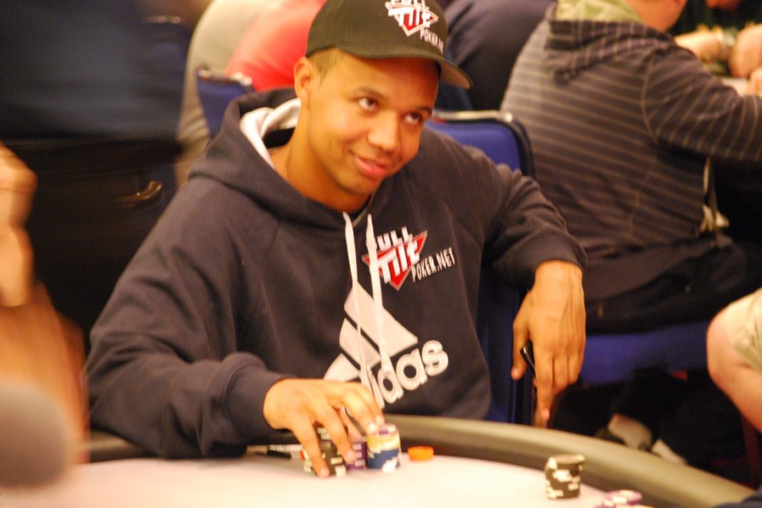ME WSOP 2015: Phil Ivey i Hellmuth na jednym stole