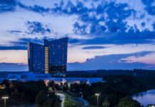 Dealer z Mohegan oszukiwał w zmowie z graczem