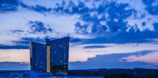 Dealer z Mohegan oszukiwał w zmowie z graczem