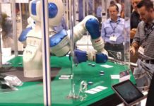 Pierwszy dealer robot o pokerowej twarzy