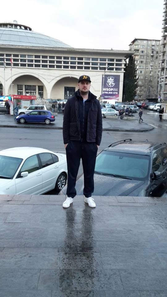 Marcin Wydrowski przed Pałacem sportu