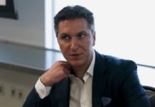 Dyrektor firmy Amaya David Baazov bierze urlop
