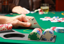 Kiedy w pokerze warto odpuścić pogoń za natychmiastowym zyskiem