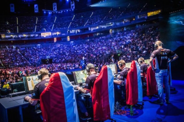 Pojedynek dwóch liderów branży gamingowej online: poker vs e-sporty