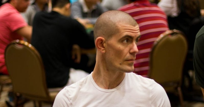 Gus Hansen nazywa znanego pokerzystę dziwakiem