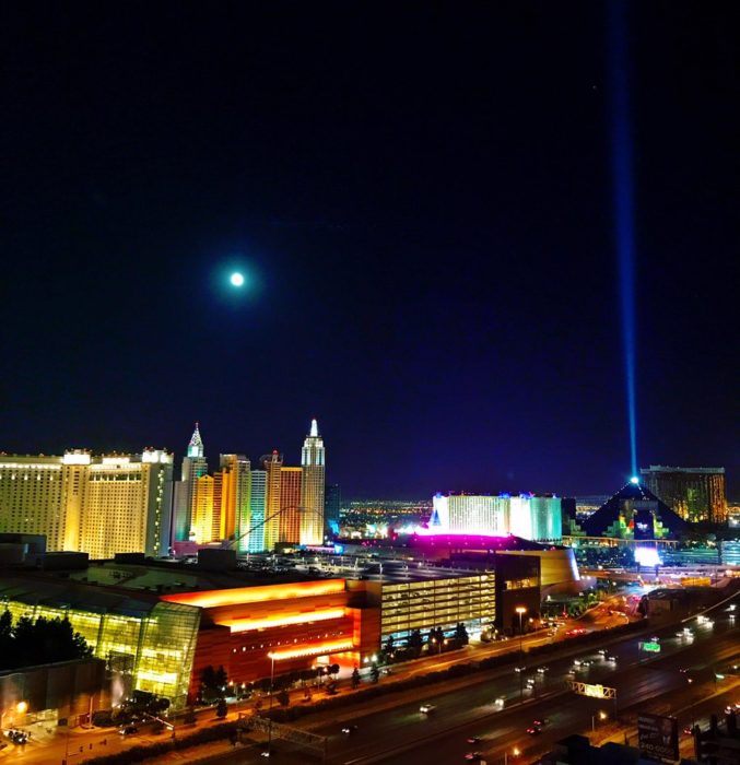 Księżyc w pełni nad Las Vegas