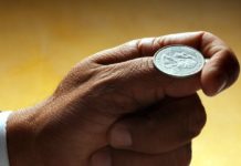 Dlaczego najlepsi pokerzyści podejmują decyzje losowo? Część 1/2