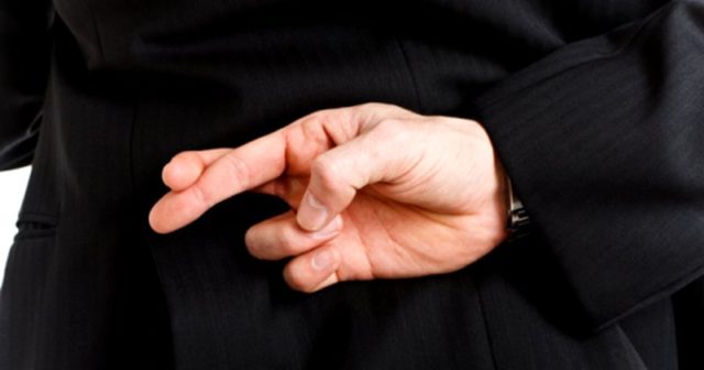 Dlaczego pokerzyści okłamują się przy bad beatach?