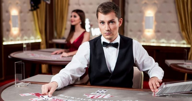 Jak wyglądają życie i praca pokerowego dealera? – część I
