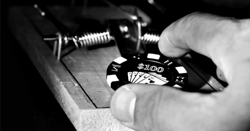 Podstawowe pokerowe pułapki – jak ich unikać, a samemu zastawiać – część I