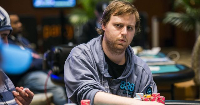 Czy Joe McKeehen to najlepszy pokerzysta w turniejach z dużą liczbą graczy?
