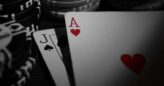 Analiza: Wieloosobowa pula, top para i top kicker na flopie. Rywal gra raise. Co robisz?