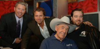Doyle Brunson pokazuje namacalny dowód swoich dużych wygranych w Bellagio Doyle Brunson