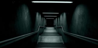 30 dni w kompletnych ciemnościach – lekarze komentują szalony zakład dwóch pokerzystów poker