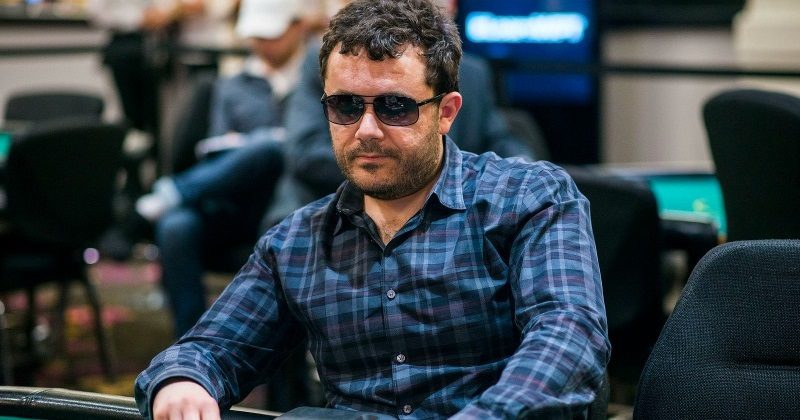Anthony Zinno analizuje dwa rozdania z turnieju online i live