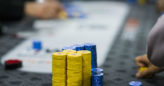 Slow-play czy fast-play? Kiedy warto spowolnić akcję z silnym układem?
