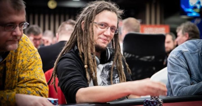 Adrian Piasecki siedzący przy stole w ME Poker Fever CUP (styczeń 2022)