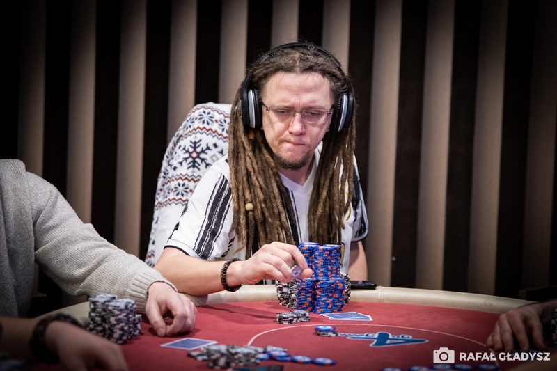 Poker Fever CUP: Adrian Piasecki przy stole w ME turnieju (styczeń 2022)