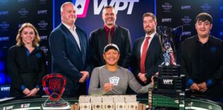 Alexander Yen wygrywa WPT Lucky Hearts WPT Lucky Hearts Poker Open: Alexander Yen pozuje do zdjęcia z pucharem i z floorami