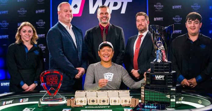WPT Lucky Hearts Poker Open: Alexander Yen pozuje do zdjęcia z pucharem i z floorami