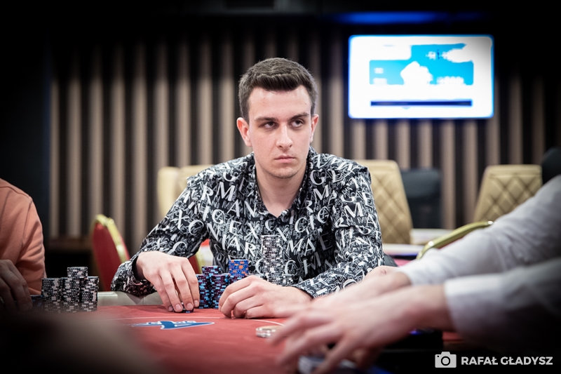 Poker Fever CUP: Dawid Krzemiński przy stole w ME turnieju (styczeń 2022)