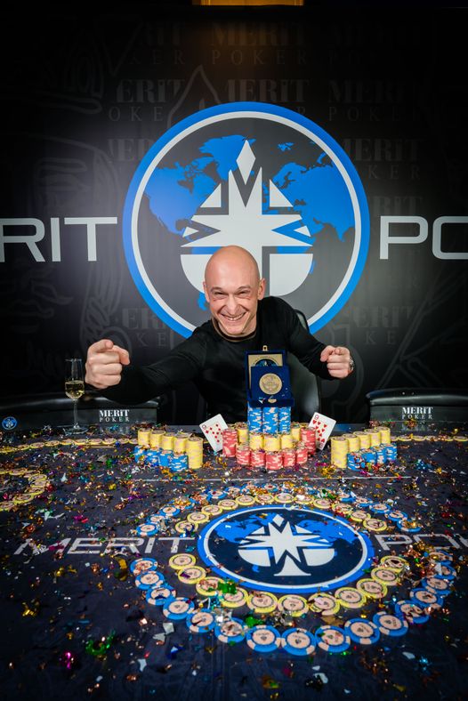 Nikola Minkov pozuje z okolicznościowym trofeum po zwycięstwie w evencie HR Merit Poker Western