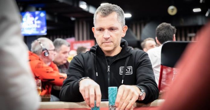 Krzysztof Karwański siedzący przy stole w Mini High Rollerze Poker Fever CUP (styczeń 2022 r.)