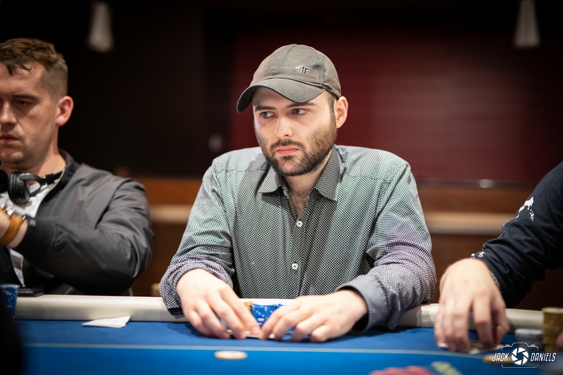 Michał Wargin, siedzący przy stole w trakcie ME Poker Fever CUP
