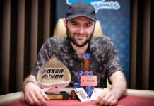 Poker Fever CUP: Zwycięstwo Michała Wargina! Poker Fever CUP: Zwycięzca turnieju Michał Wargin pozuje z okolicznościowym pucharem