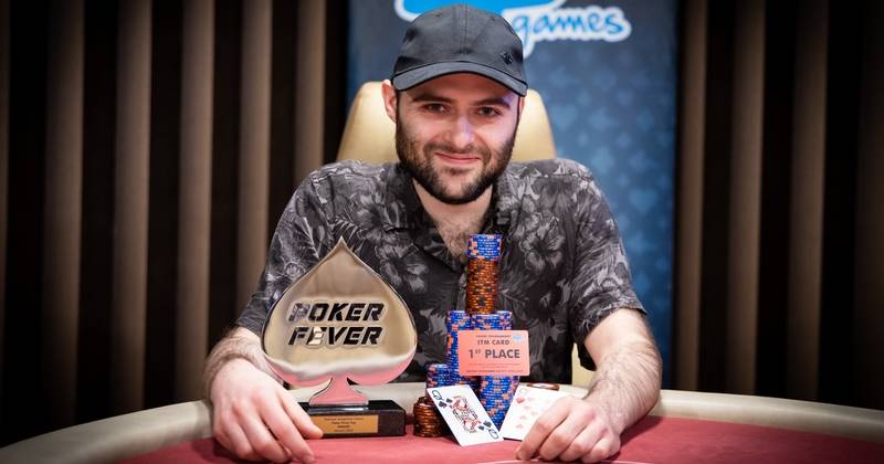 Poker Fever CUP: Zwycięzca turnieju Michał Wargin pozuje z okolicznościowym pucharem