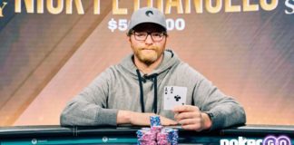 Nick Petrangelo wraca z 1 bb i wygrywa! Nick Petrangelo pozuje do zdjęcia siedząc, po wygraniu eventu 7. Stairway to Millions