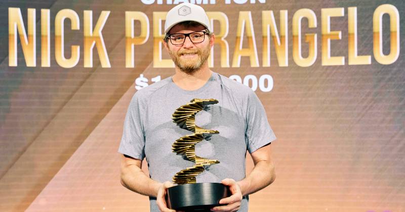 Stairway to Millions: Nick Petrangelo pozuje z trofeum po zwycięstwie w turnieju 100.000$