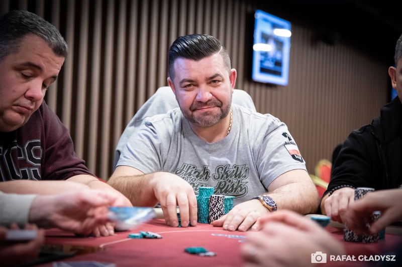 Tadeusz Raczyński siedzący przy stole Mini High Rollera Poker Fever CUP (styczeń 2022 r.)