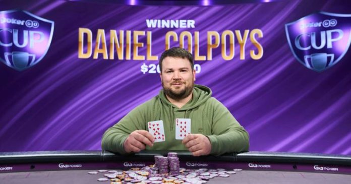 PokerGO CUP: Daniel Colpoys berpose setelah memenangkan acara # 1
