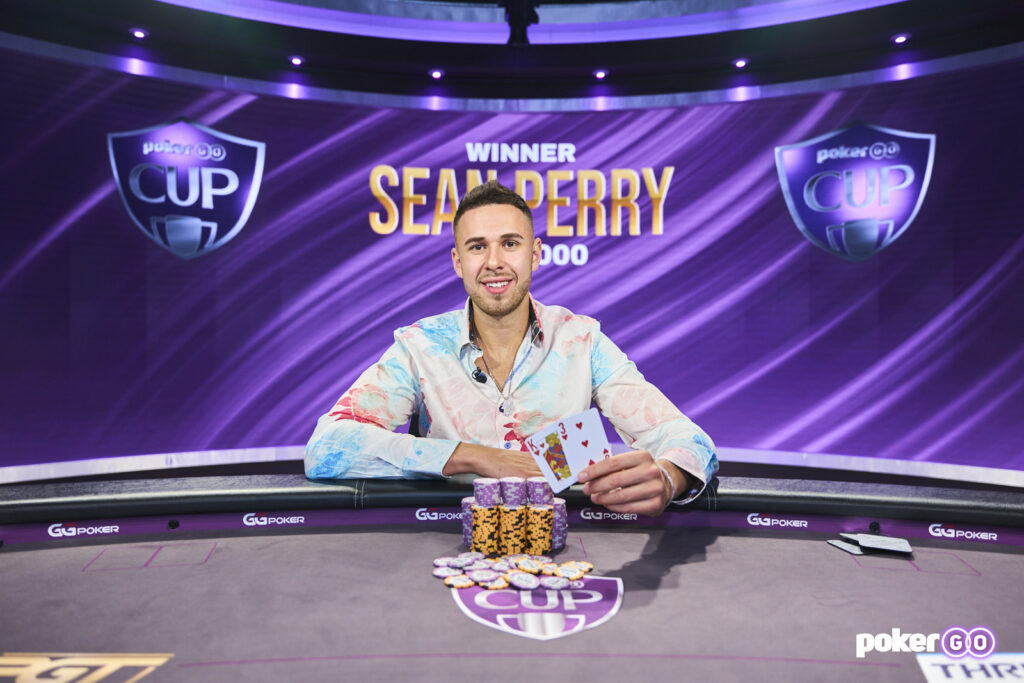 PokerGO Cup: Sean Perry pozuje po zwycięstwie w evencie #2