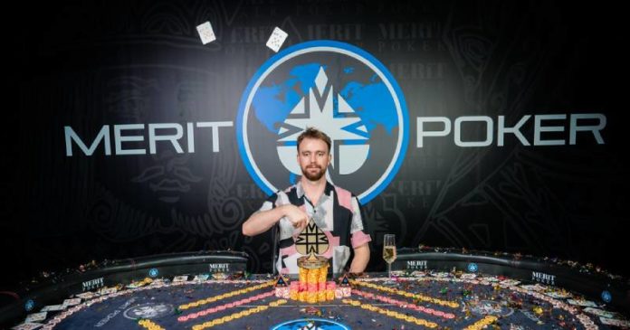 Merit Poker Series Joris Ruijs (zdjęcie pokazuje zwycięzcę turnieju pozującego z trofeum)