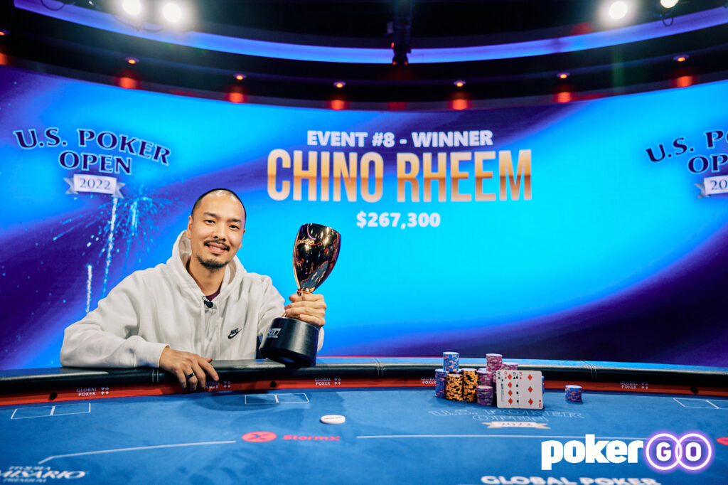 US Poker Open 2022 Chino Rheem (gracz pozuje z pucharem za zwycięstwo w evencie #8)