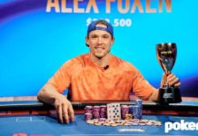 US Poker Open 2022: Alex Foxen wygrywa event #7 US Poker Open 2022 Alex Foxen (zwycięzca turnieju pozuje do zdjęcia z pucharem)