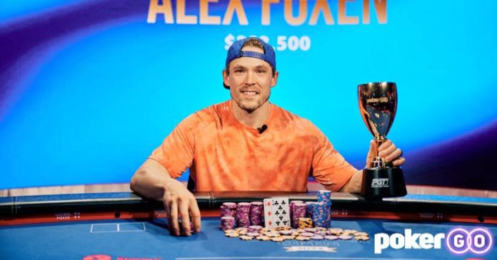 US Poker Open 2022 Alex Foxen (zwycięzca turnieju pozuje do zdjęcia z pucharem)