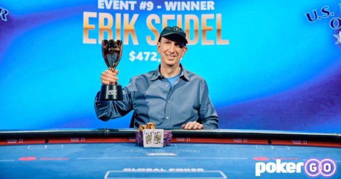 US Poker Open 2022 Erik Seidel winner (gracz pozuje z trofeum po zwycięstwie w evencie 9.)