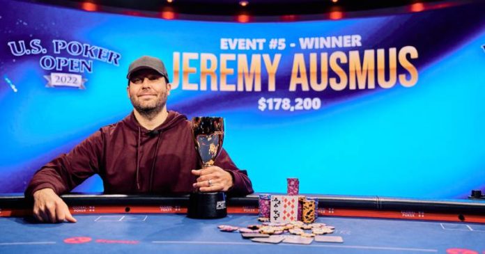 US Poker Open 2022 Jeremy Ausmus (gracz pozuje z pucharem po zwycięstwie w evencie nr 5)